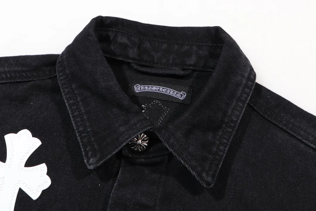 P260 [Next day] Chromehearts 23ss denim cross patch leather black and white jacket denim jacket. A super versatile denim jacket that is breathable, comfortable and elegant! The entire garment is made of super heavy-duty workmanship and uses denim denim fabric imported from Japan. After the finished product is washed, the loss rate is extremely high! The whole body is made with old craftsmanship and the upper body is stylish!  The body has multiple crosses and leather logos sewn on it! Because of the old craftsmanship, everything from gold five to three marks has been re-made with new molds, 100% restored to the original craftsmanship! All the leather characters are laser-aligned. The leather is definitely different from the super-fiber leather on the market. It uses this year's new sheep leather. The finished embroidery guarantees the quality of the entire product❗ It took nearly two months of back and forth production to get a satisfactory effect. The various cutting designs really put a lot of effort into achieving a satisfactory experience! The same style for men and women, great for couples!  Color: black Size: S M L